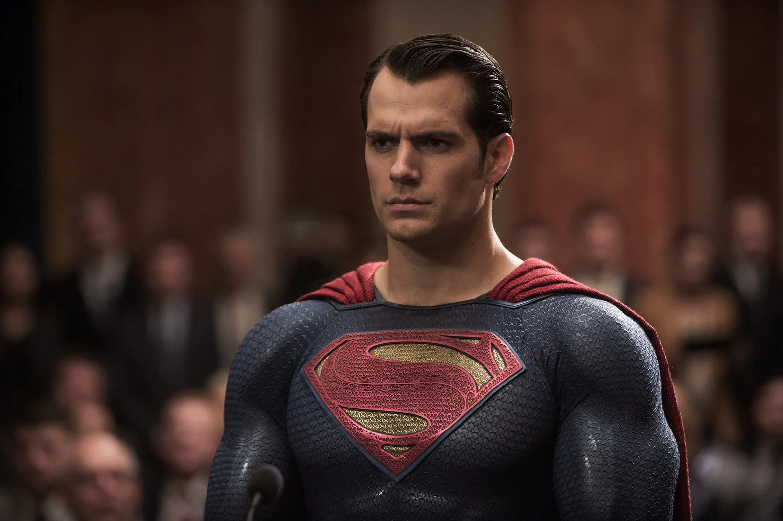 Henry Cavill como Superman na audiência do Capitólio em Batman vs Superman (2016).